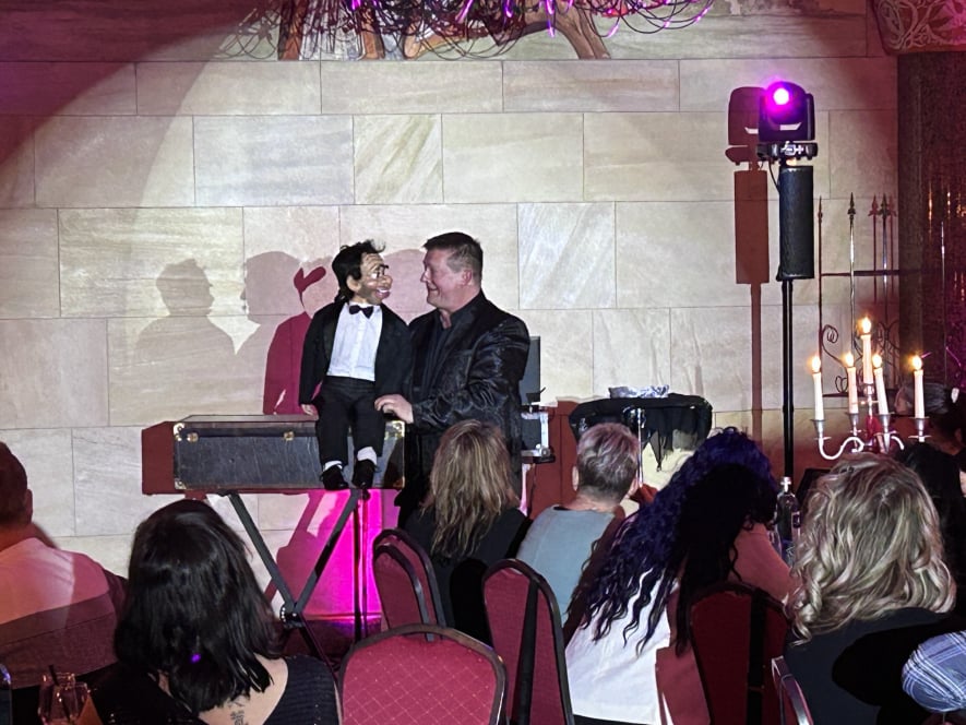 Bauchredner Mike Mavirick mit Bauchrednerpuppe als Showeinlage bei einer Firmenfeier im Burghotel Strausberg