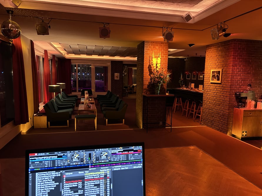 DJ Acki legt auf beim 50. Geburtstag in der PAN AM Lounge Berlin