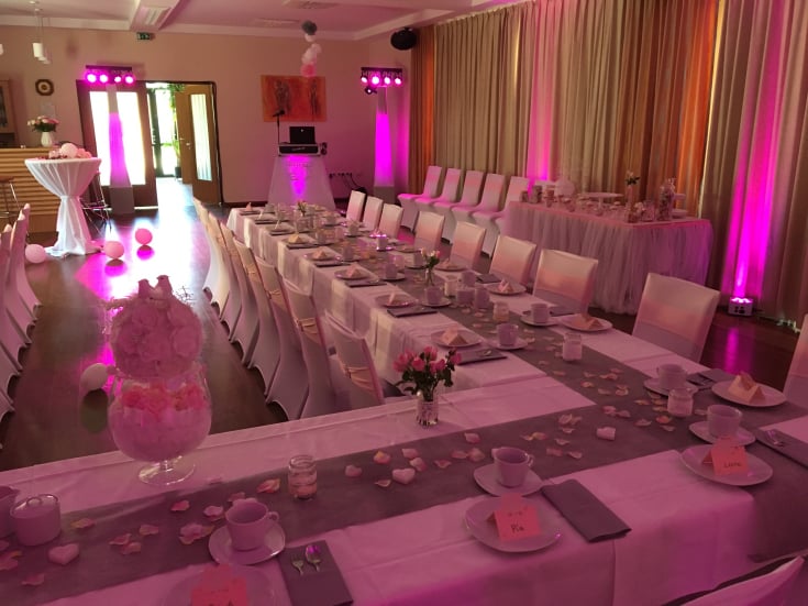 DJ buchen: DJ Acki mixt live und passt die Musik an die Stimmung an