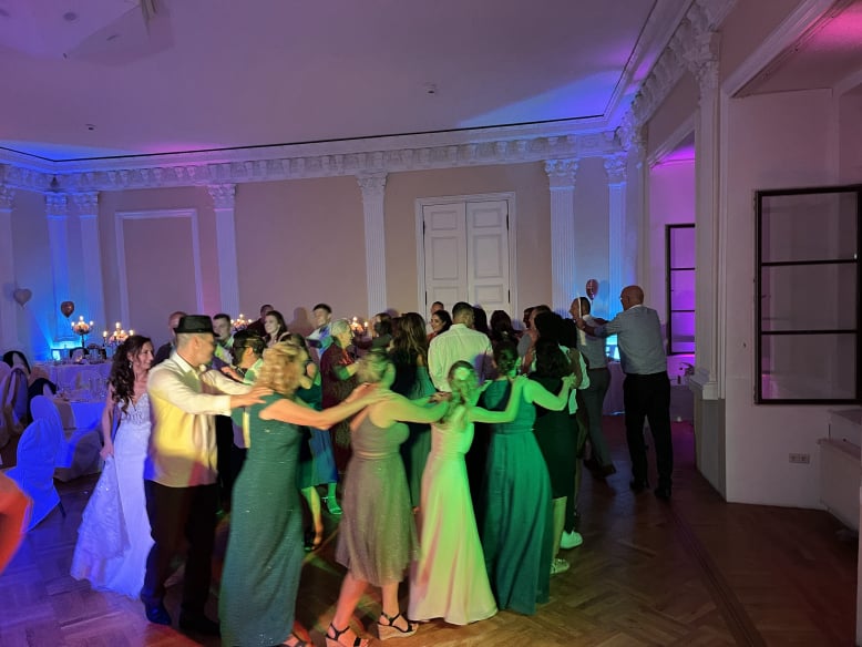 DJ buchen in Berlin: volle Tanzfläche und Party-Stimmung mit DJ Acki