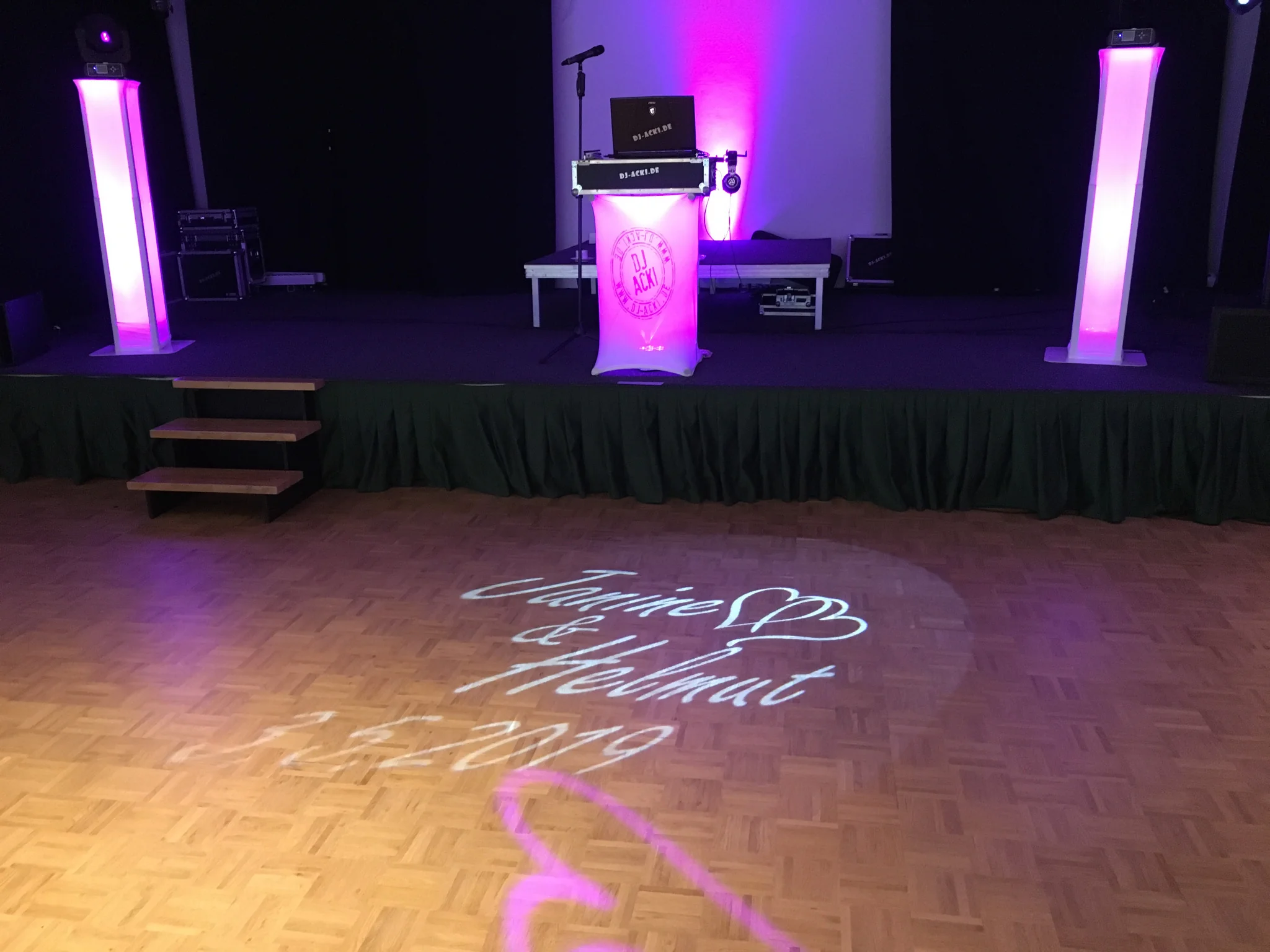 Personalisierte Herzprojektion mit Namen des Brautpaares auf der Tanzfläche