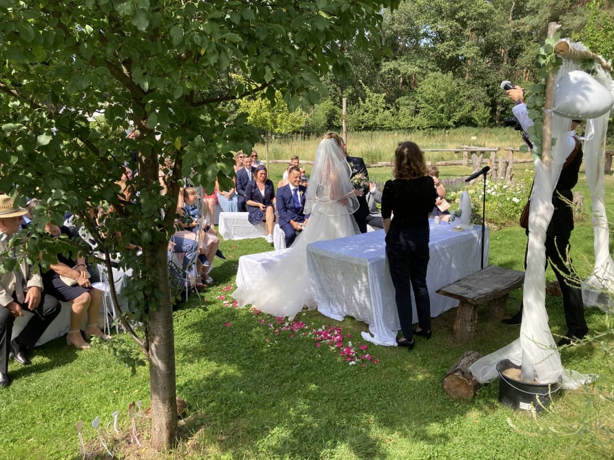 Freie Trauung von Lisa und Peer im Forsthaus am Schloss Sommerswalde in Oberkrämer mit professioneller Tontechnik