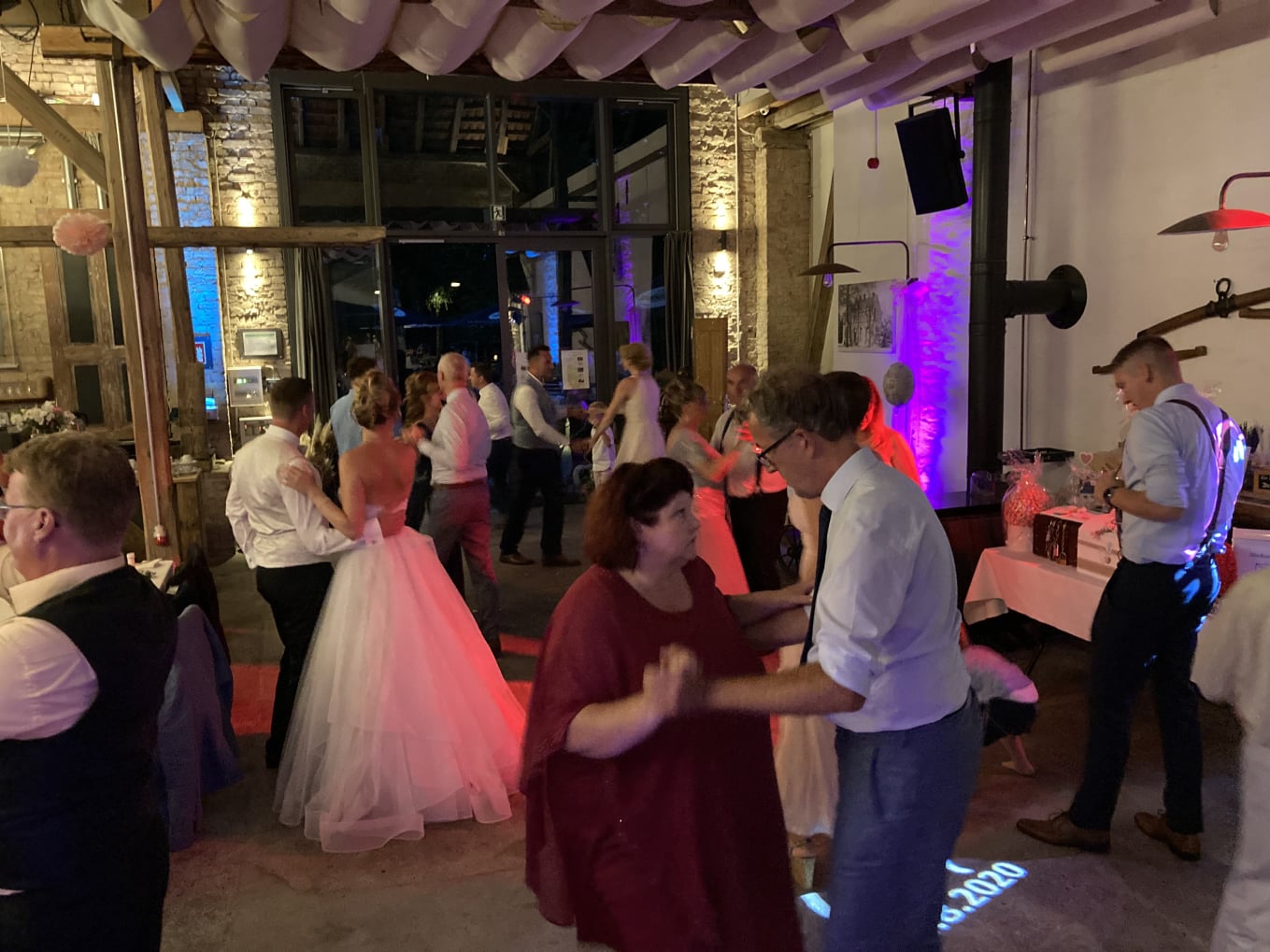 Party und volle Tanzfläche bei der Hochzeit von Lisa und Peer in Oberkrämer