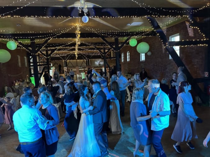 Hochzeits DJ sorgt für volle Tanzfläche