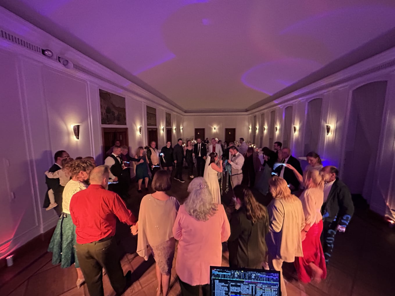 Hochzeits-DJ Acki sorgt für volle Tanzfläche im Landhaus Hubertus