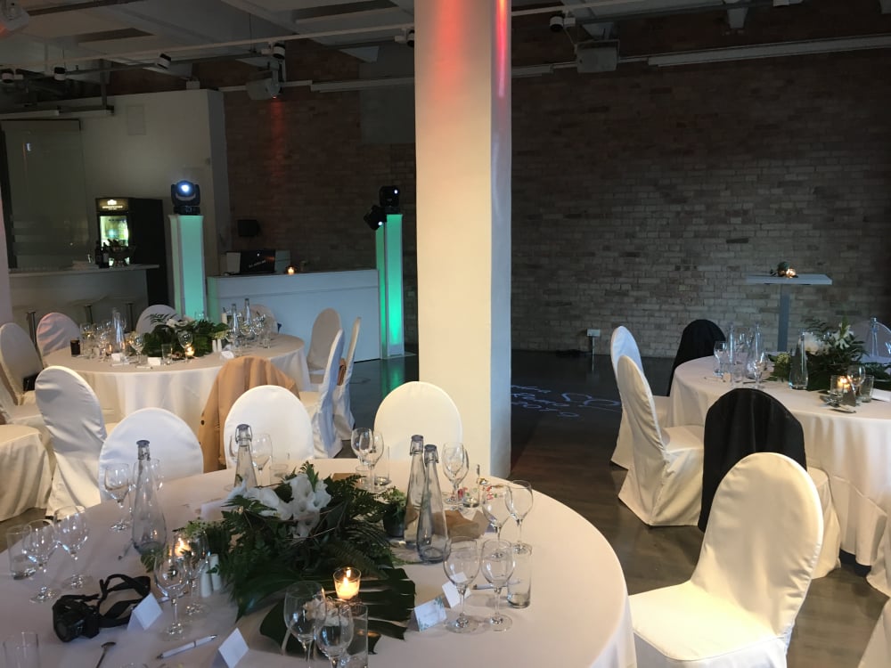 Hochzeit im Spreespeicher Berlin Friedrichshain – moderne Eventlocation an der Spree mit urbanem Hochzeitsflair