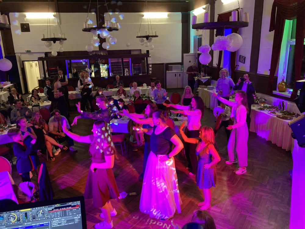 Hochzeitsparty im Gasthaus zur Eiche Blankenfelde-Mahlow – volle Tanzfläche und beste Stimmung bis tief in die Nacht