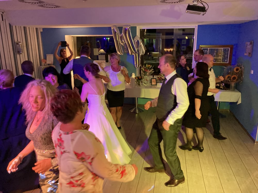 Hochzeitsparty im Haus am Spreebogen Fürstenwalde – ausgelassene Stimmung und volle Tanzfläche bis spät in die Nacht