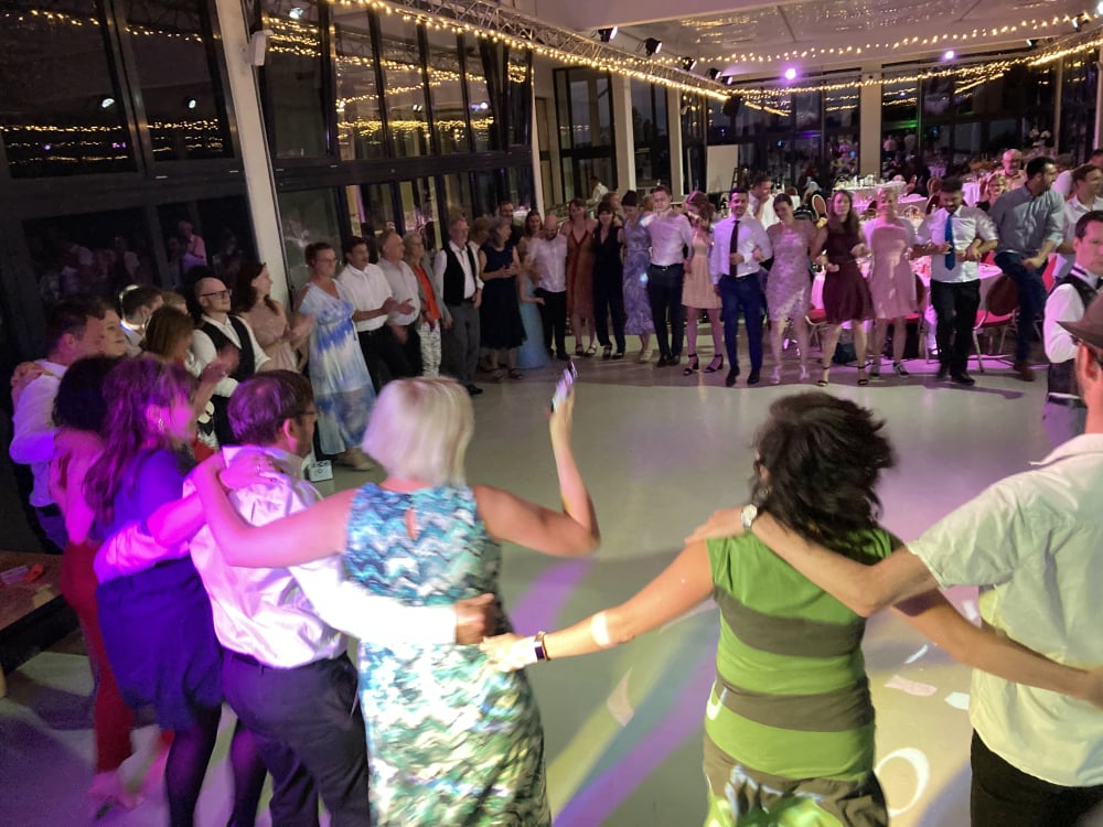 Hochzeitsfeier im Rübezahl am Müggelsee – stilvolle Stimmung, Gäste genießen den Abend in Berlin-Köpenick