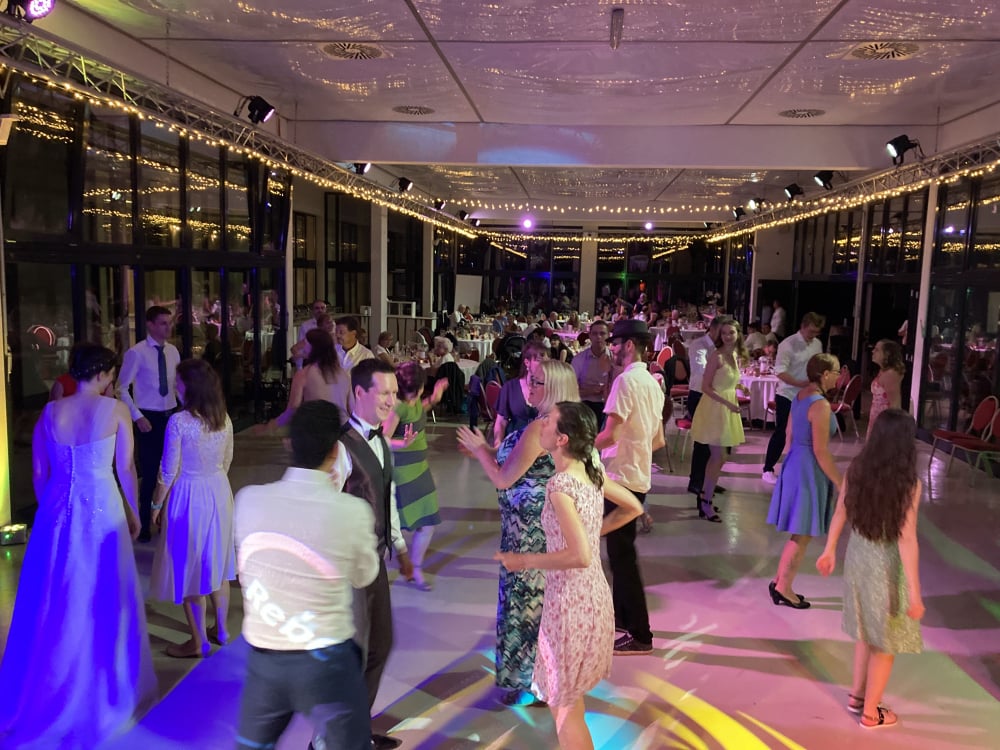 Hochzeitsparty im Rübezahl am Müggelsee in Berlin-Köpenick – volle Tanzfläche und ausgelassene Stimmung bis tief in die Nacht