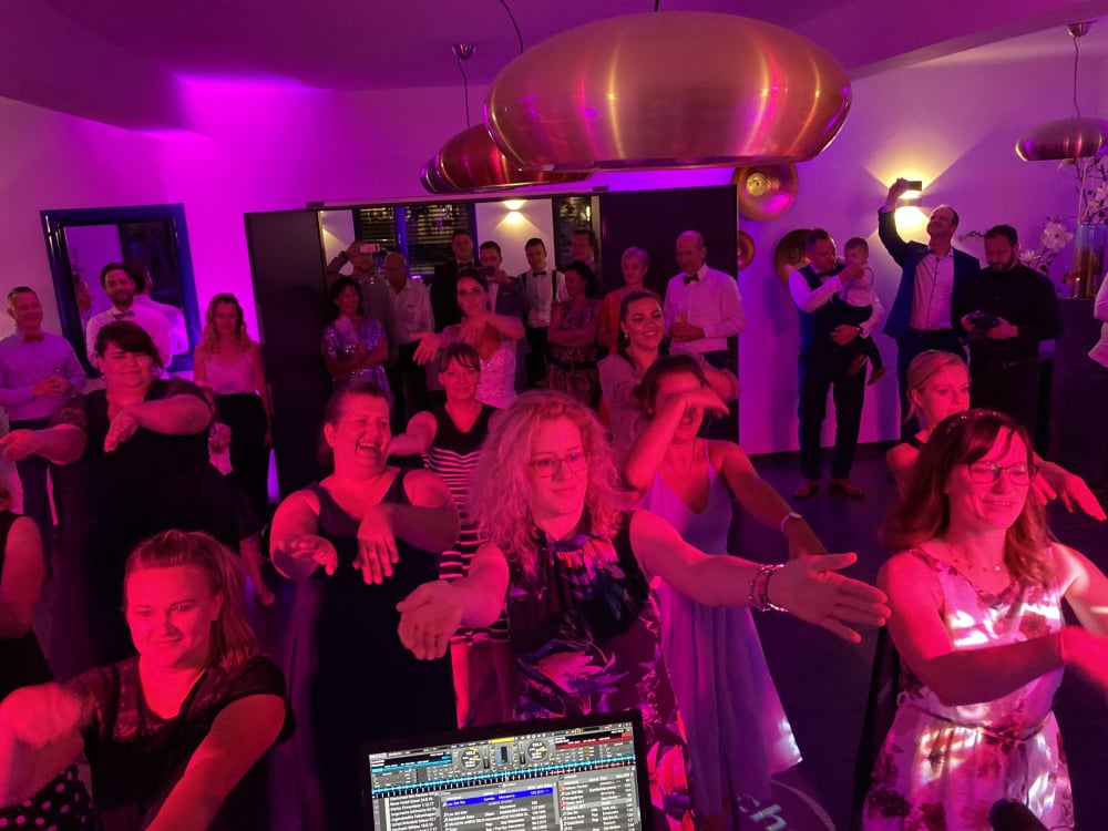 Hochzeitsparty im Seehotel Villago Petershagen/Eggersdorf – volle Tanzfläche und ausgelassene Stimmung bis in die Nacht