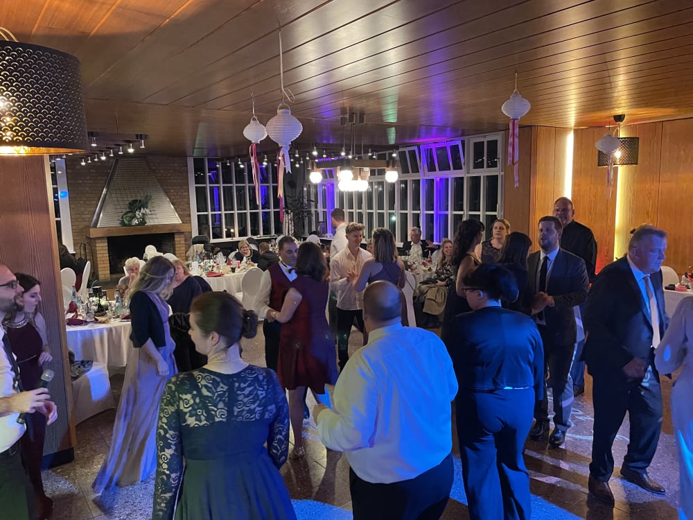 Hochzeitsparty Waldhotel am See Berlin-Schmöckwitz – volle Tanzfläche und ausgelassene Stimmung bis tief in die Nacht