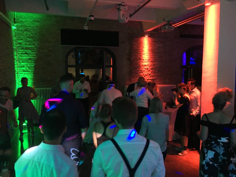 Hochzeitsparty im Spreespeicher Berlin Friedrichshain – volle Tanzfläche und ausgelassene Stimmung bis in die Nacht