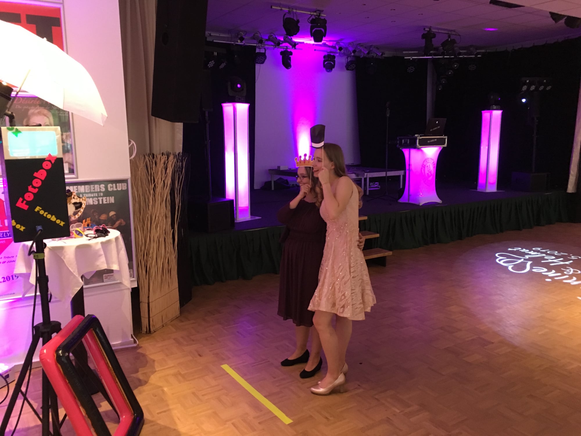 Professionelles DJ-Setup von DJ Acki mit Ambientebeleuchtung auf einer Hochzeitsfeier