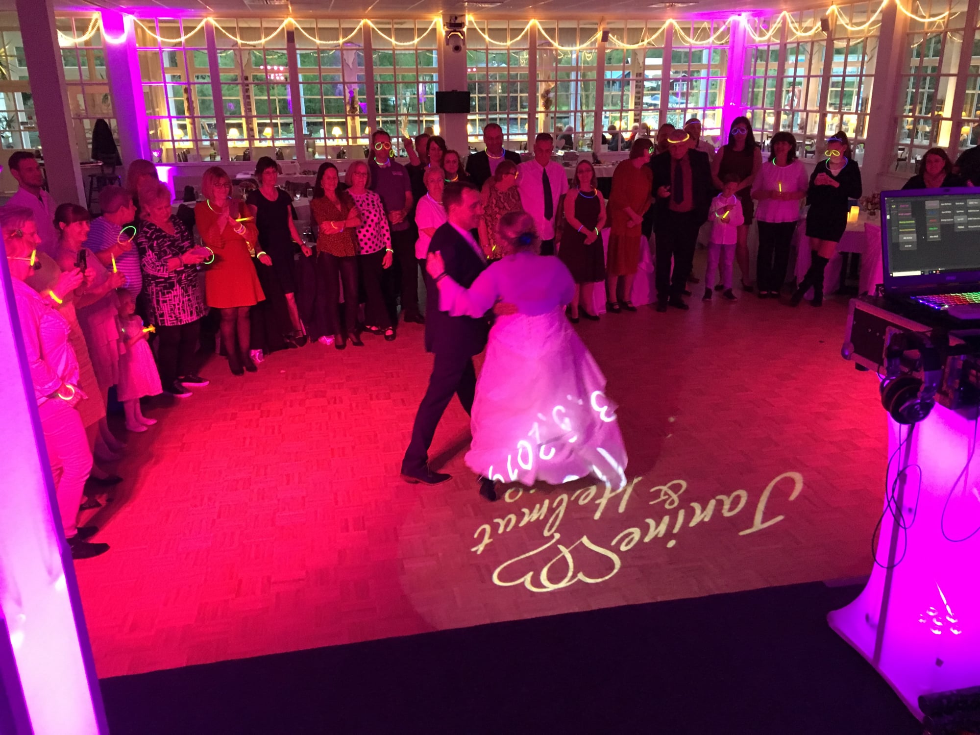 Brautpaar beim romantischen Eröffnungstanz mit Hochzeits-DJ und Lichtshow