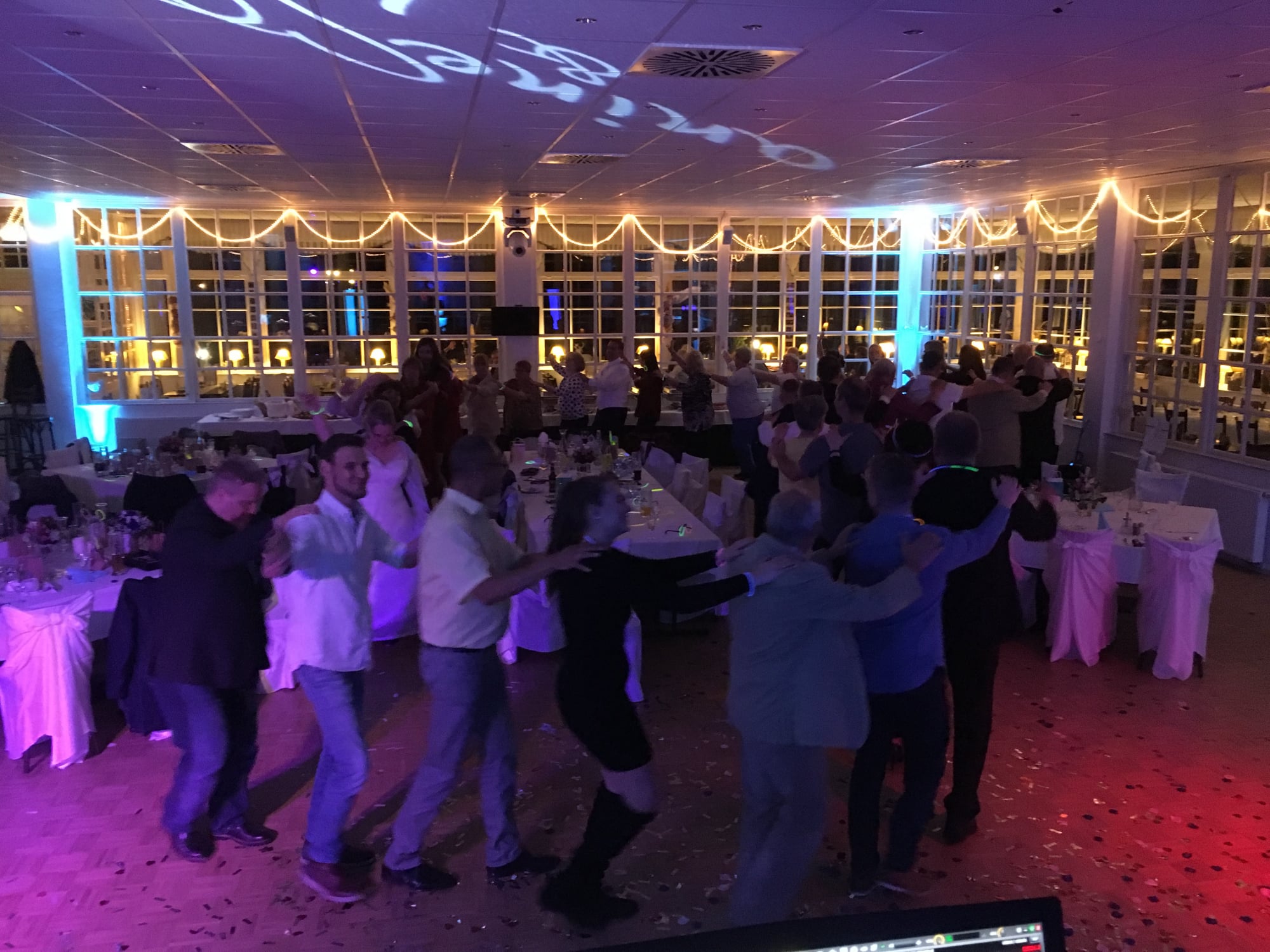 Ausgelassene Hochzeitsparty mit DJ Acki und tanzenden Gästen