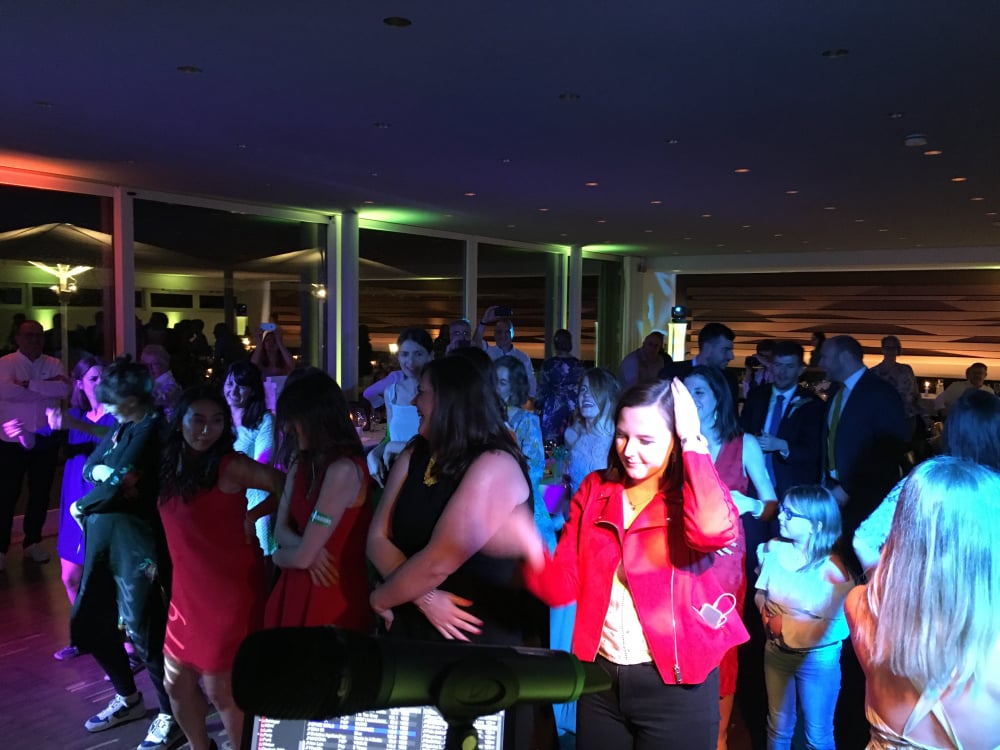 Hochzeitsparty im Golfpark Schloss Wilkendorf – volle Tanzfläche und ausgelassene Stimmung bis tief in die Nacht