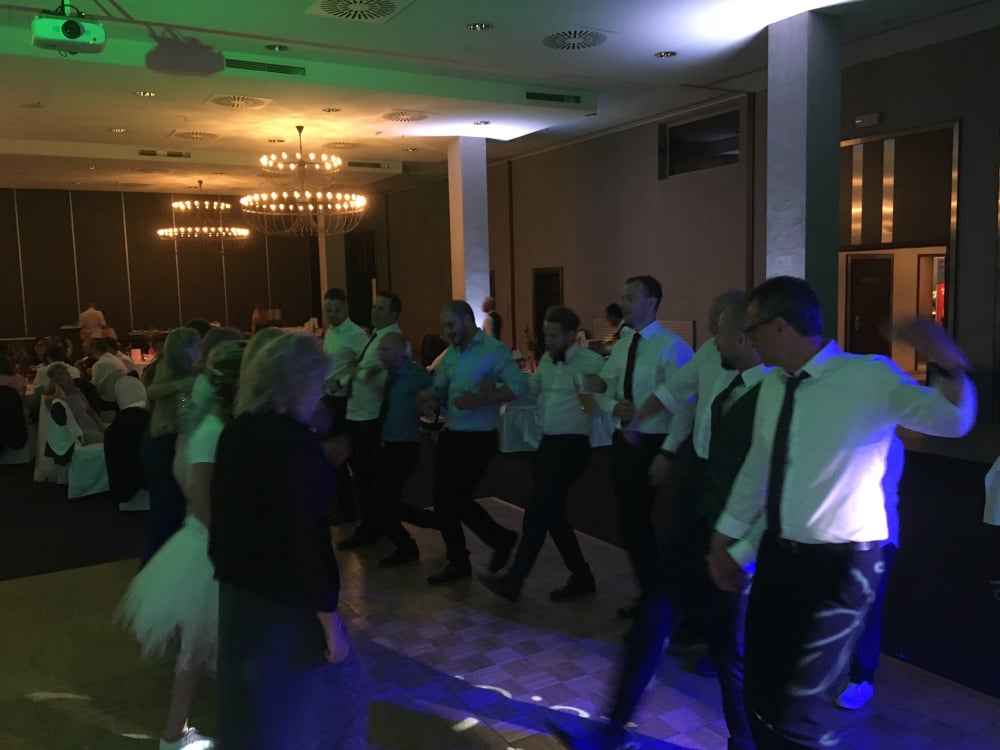 Hochzeitsparty im Van der Valk Hotel Berlin Brandenburg – volle Tanzfläche, beste Stimmung und Party bis in die Nacht