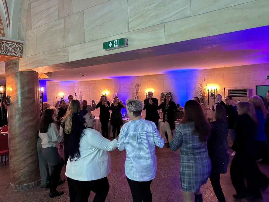 Tanzfläche bei einer Firmenfeier im The Lakeside Burghotel Strausberg mit stimmungsvoller Ambientebeleuchtung und feiernden Gästen